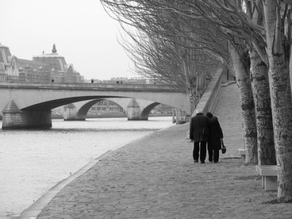 Old couple walking along the Seine. Photo by Bebulaki